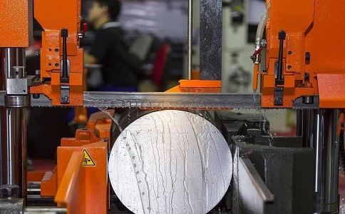 兴宾立式金属带锯床切削出现跑带故障解决方法！